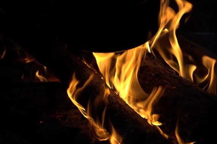 дождь на стекле. капли на стекле. на печке два мальчика сладко посапывали где подлежащее. искры огня. капли воды на стекле.