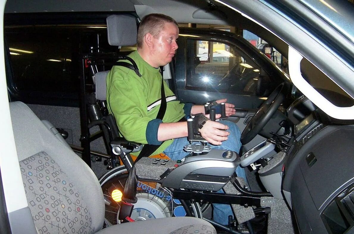 Автомобиль инвалидам 1 группы. Машина для инвалидов. Машина для инвалидов с ручным управлением. Машина для инвалидов колясочников с ручным управлением. Ручное управление на автомобиль для инвалидов.
