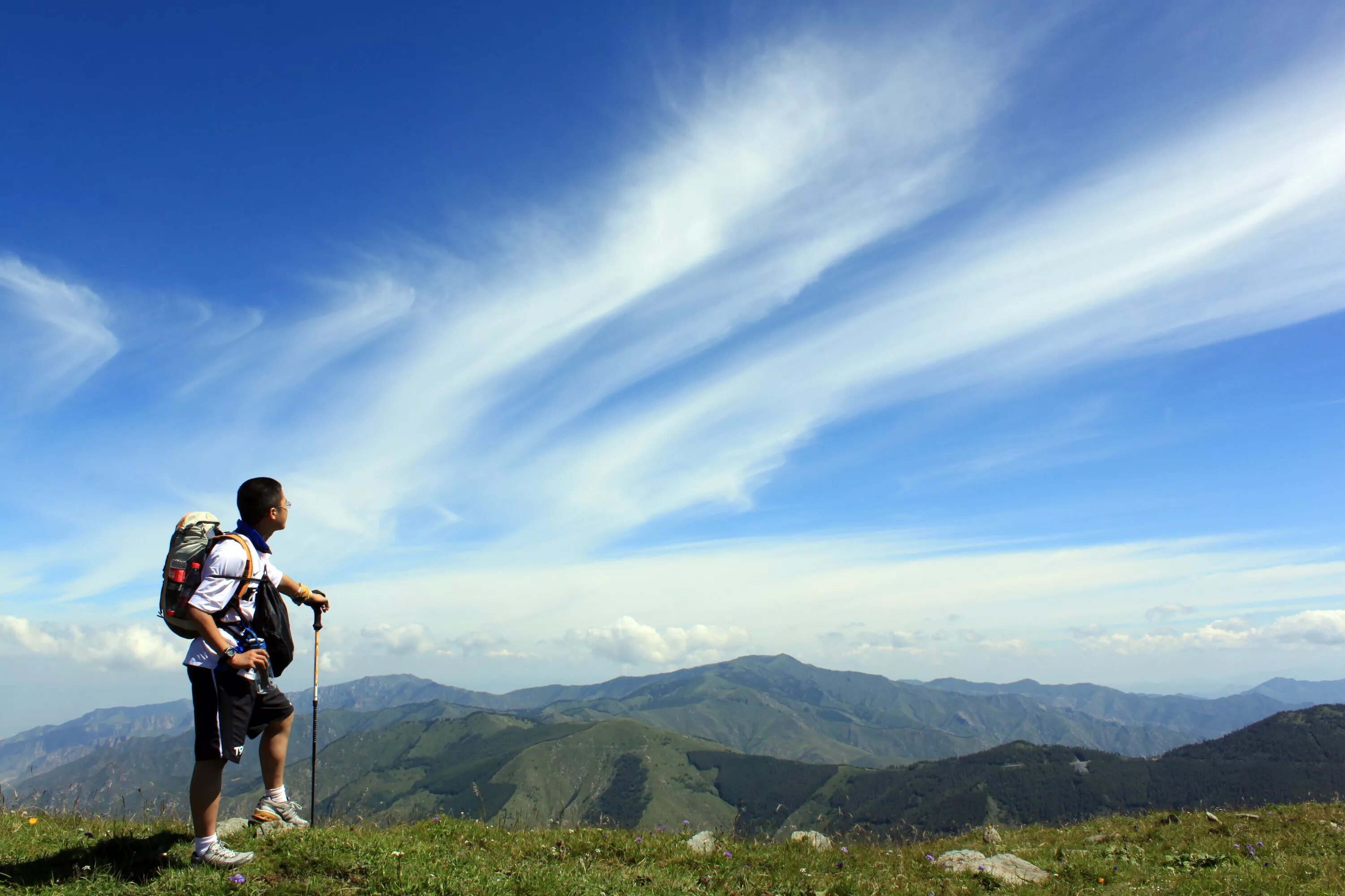 Спортивный туризм. Туристы в горах. Прогулка в горах. Поход в горы. Natural walking