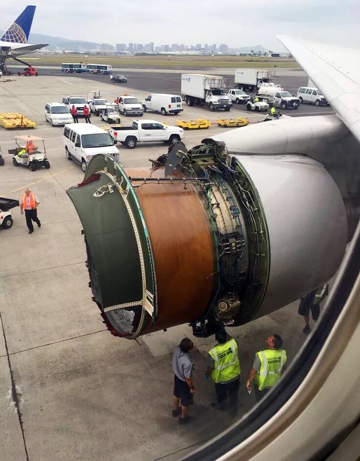 Engine flights. Двигатель Боинг 777. Двигатель самолета Боинг 777. Топливные баки Boeing 777. Двигатель Boeing 747.