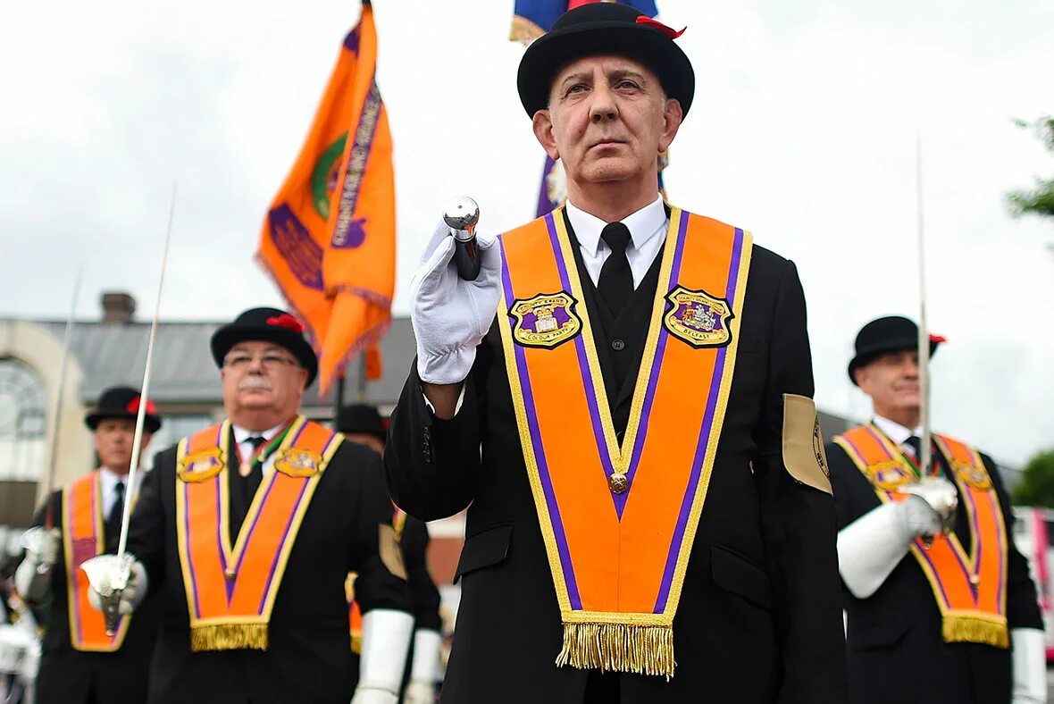 Орден оранжистов. Парад оранжистов в северной ирландии. Марш оранжистов. Парад оранжистов. Орден оранжистов.