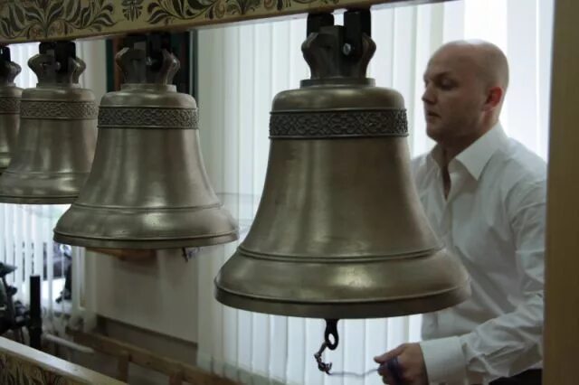 Хору мгик. Детская школа искусств 11 воронеж. Хор зимой. Хоровой логотип. Колокола музыкальный инструмент.