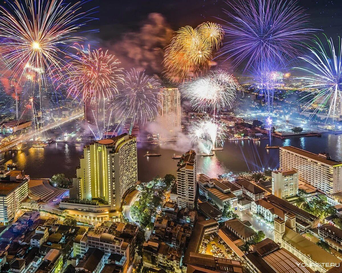 Тайский новый год на пхукете. Бангкок салют. Бангкок Таиланд. Новый год в Таиланде. Новый год в Тае.