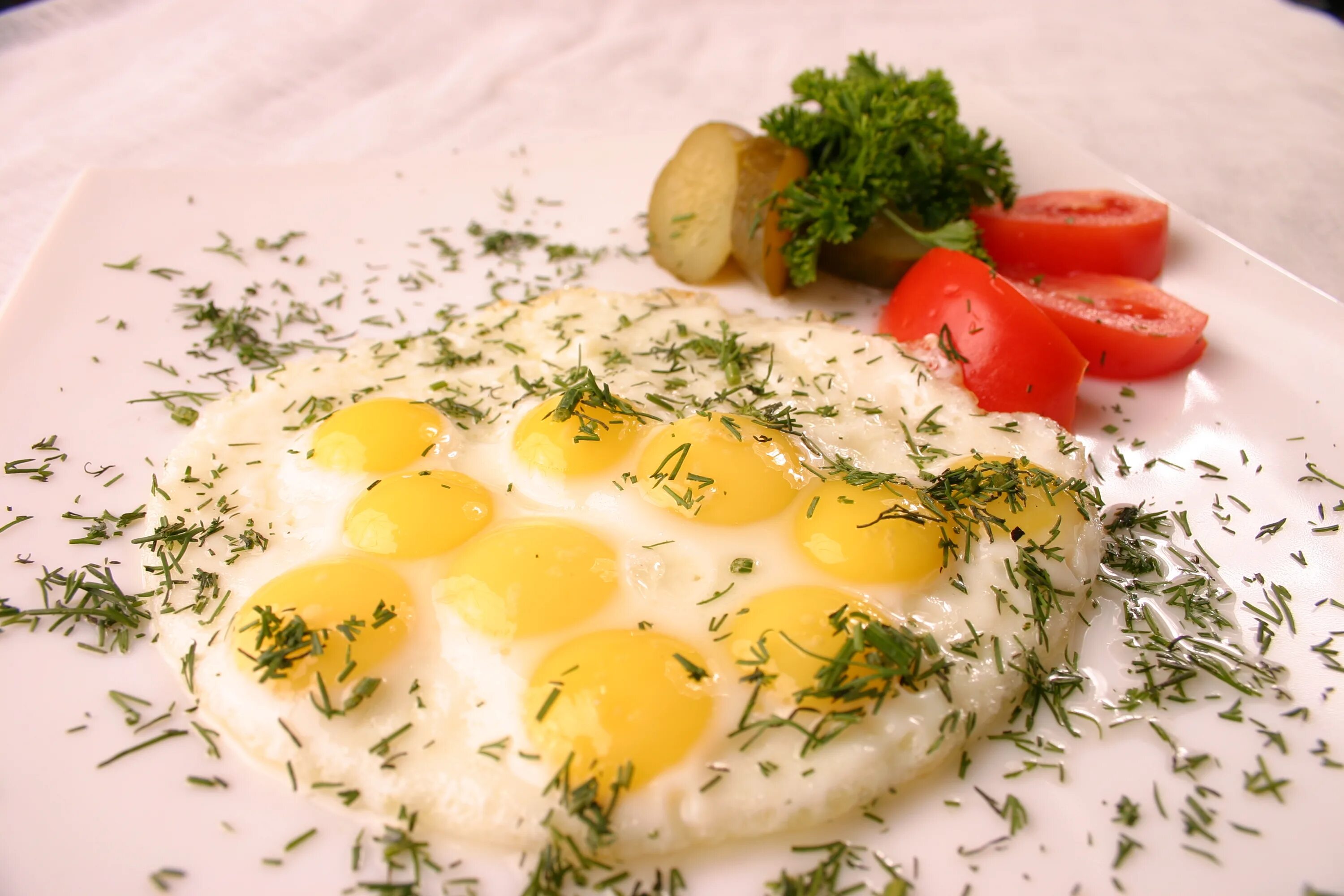 Завтрак из перепелиных яиц. Яичница из перепелиных. Глазунья с перепелиными яйцами. Глазунья из перепелиных яиц. Завтрак с перепелиными яйцами.