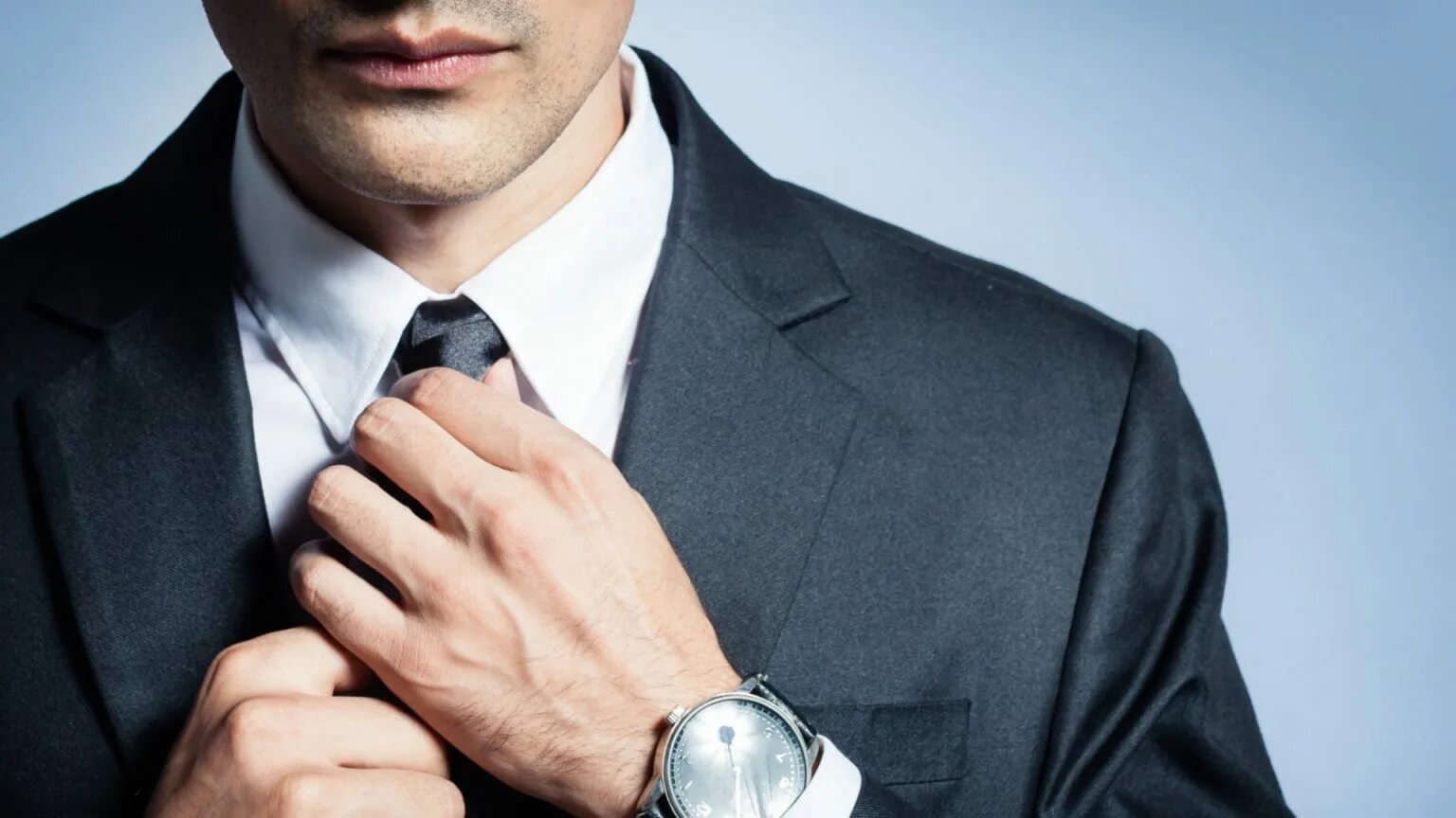 Деловой мужчина. Мужчина в костюме. Богатый и успешный мужчина. Задумчивый бизнесмен. Солидный начать.