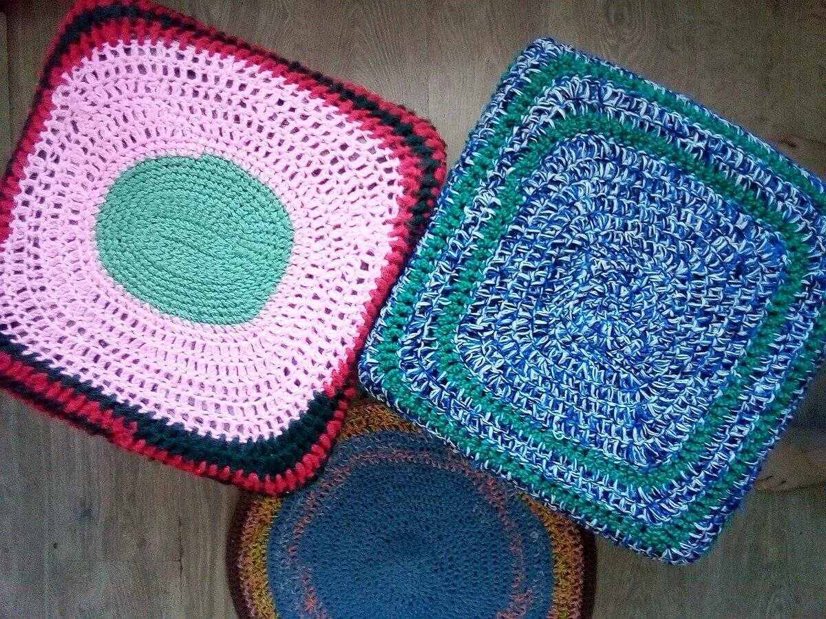 Сидушки на стулья крючком. Сидушка на стул крючком круглая. Вязаный чехол на табурет. Вязаные чехлы на стулья. Сидушки на табурет связанные крючком.