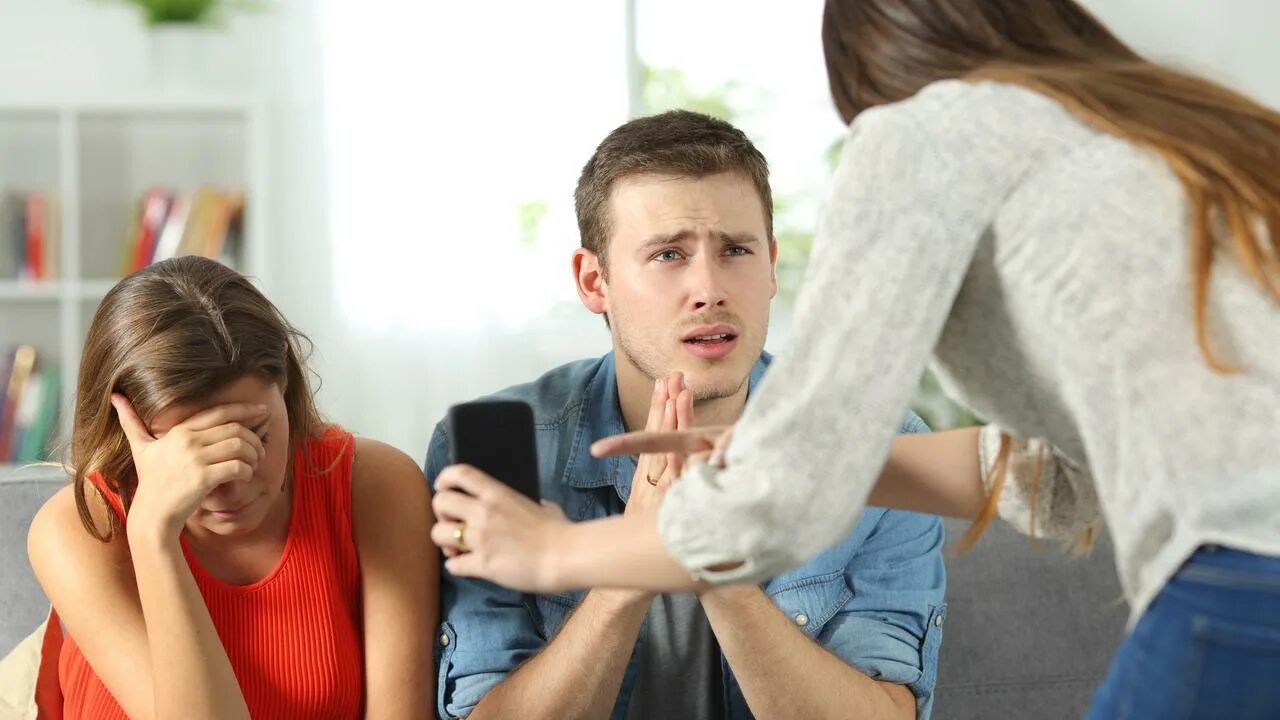 Distracted boyfriend Мем. Disloyal friend. Husband is away. Get upset. Про семейные измены