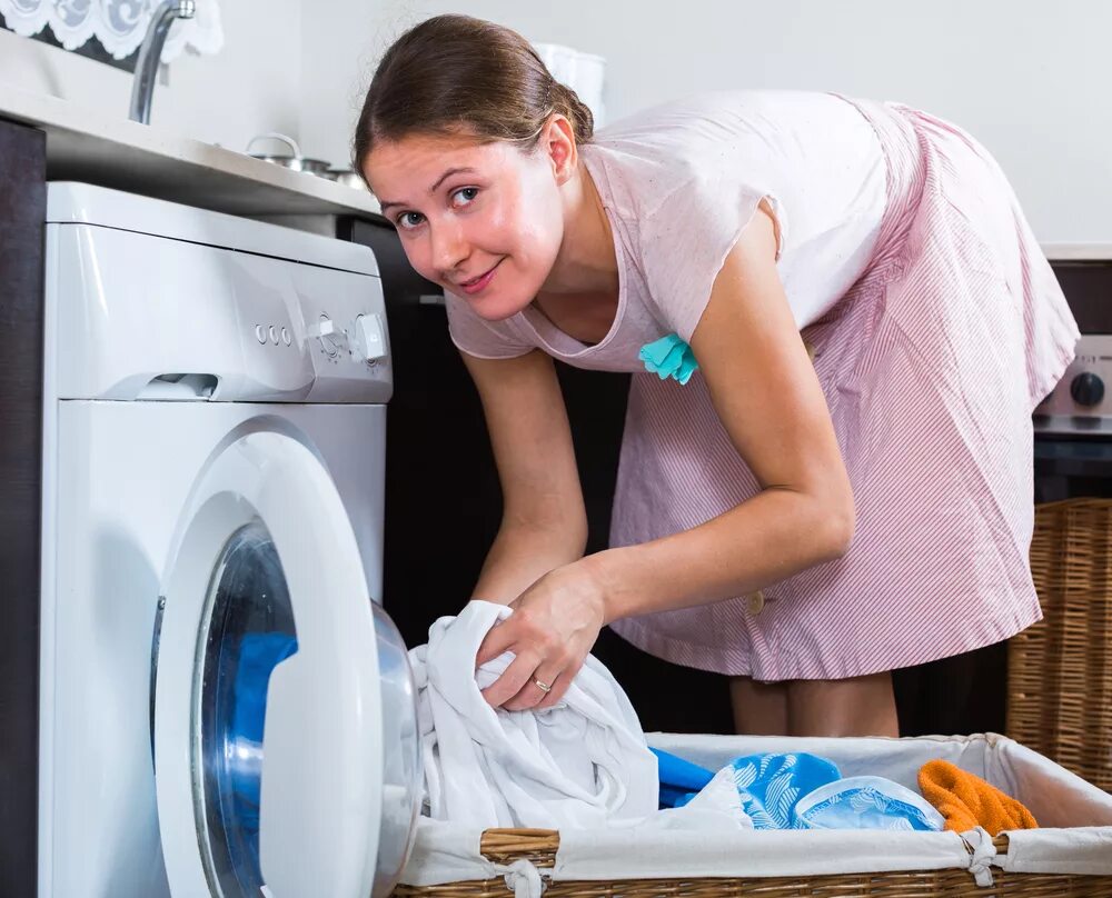 Стиральная машинка стирает белье. Стирка белья. Девушка в стиральной машине. Стирать белье. Женщина стирает белье.