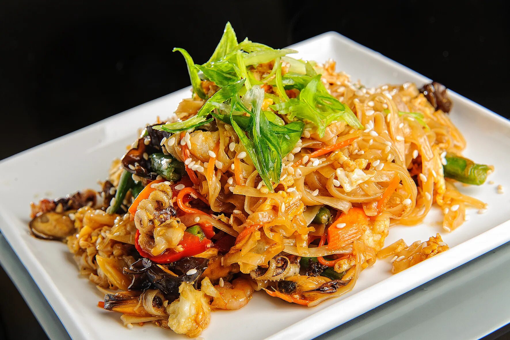 Лапша фунчоза с курицей и овощами. Фунчоза wok. рисовая лапша вок. рисовая лапша с морепродуктами. стеклянная лапша с морепродуктами.