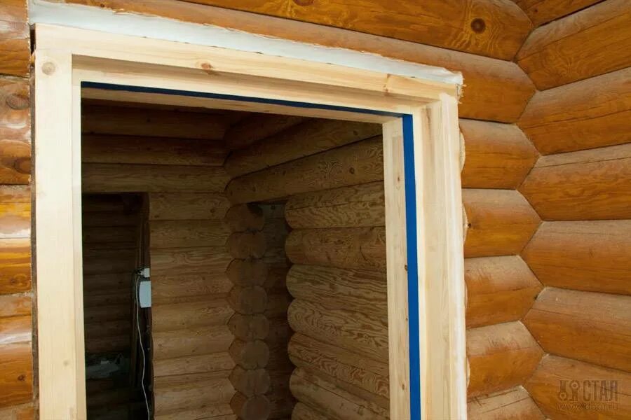 Как установить железную дверь в деревянном доме. Обсада окосячка оконных проемов. окосячка в срубе из бревна. окосячка для входной двери в брусовом доме. обсада для входной двери в деревянном доме.