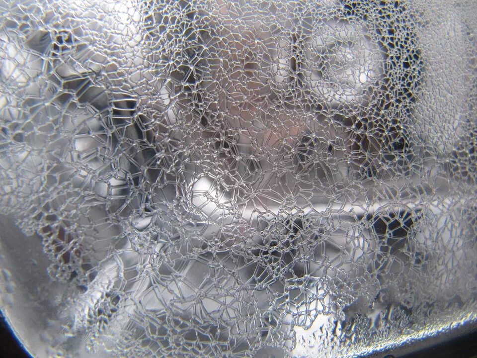 Стекло паутинка. Помутнение стекла. Запотевшее стекло автомобиля. Белый налет на стеклянной посуде. Налет на стекле душевой кабины.