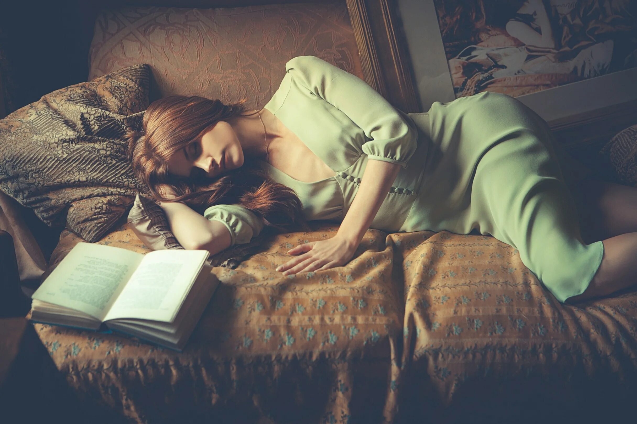 Забытая девушка читать полностью. Девушка спит. спит с книгой. девушка уснула на диване. девушка спит с книгой.