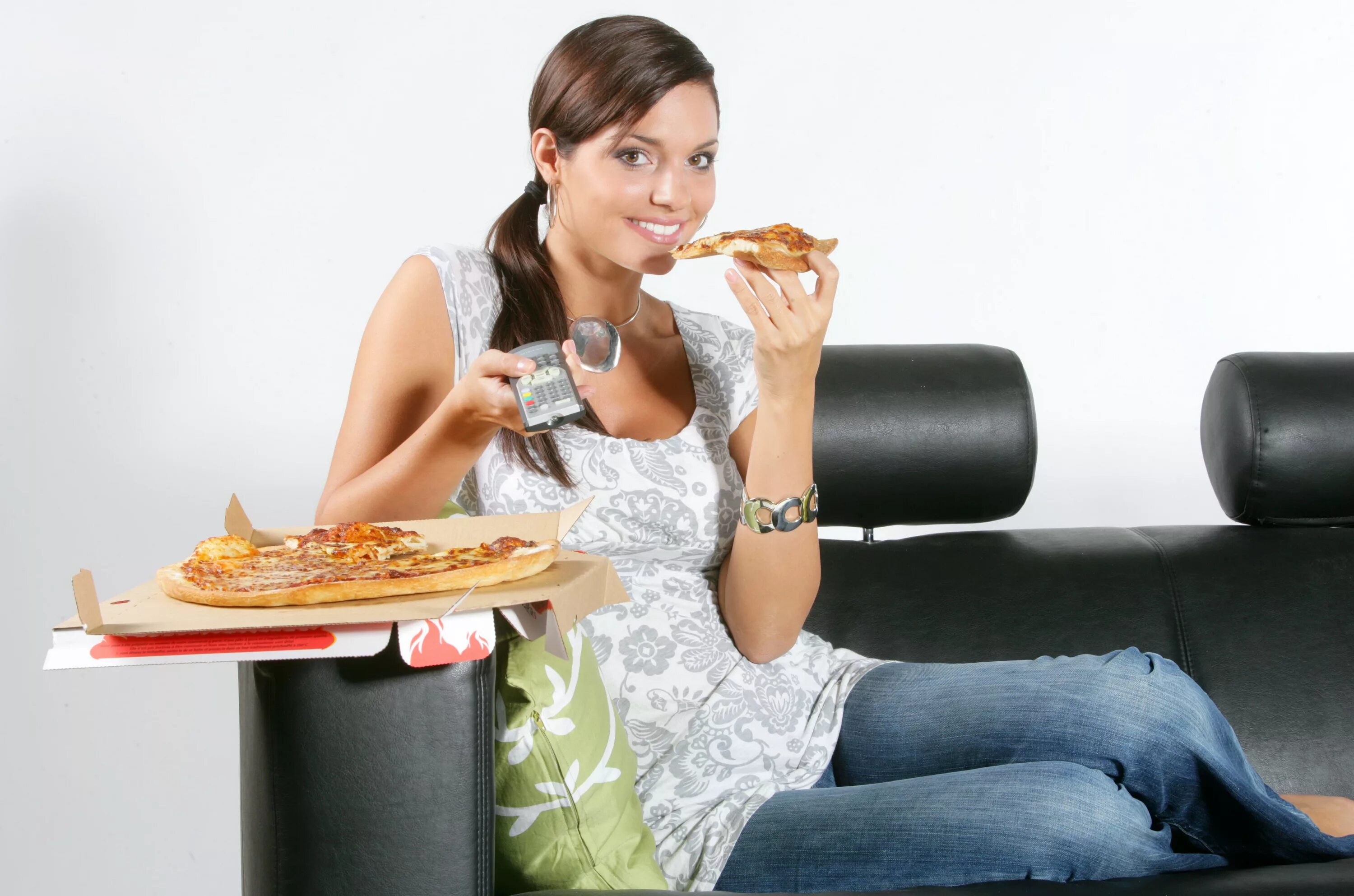 В доме появилась женщина. Девушка с пиццей. Девушка ест пиццу. Девушка с пиццей на диване. Девушка кушает.