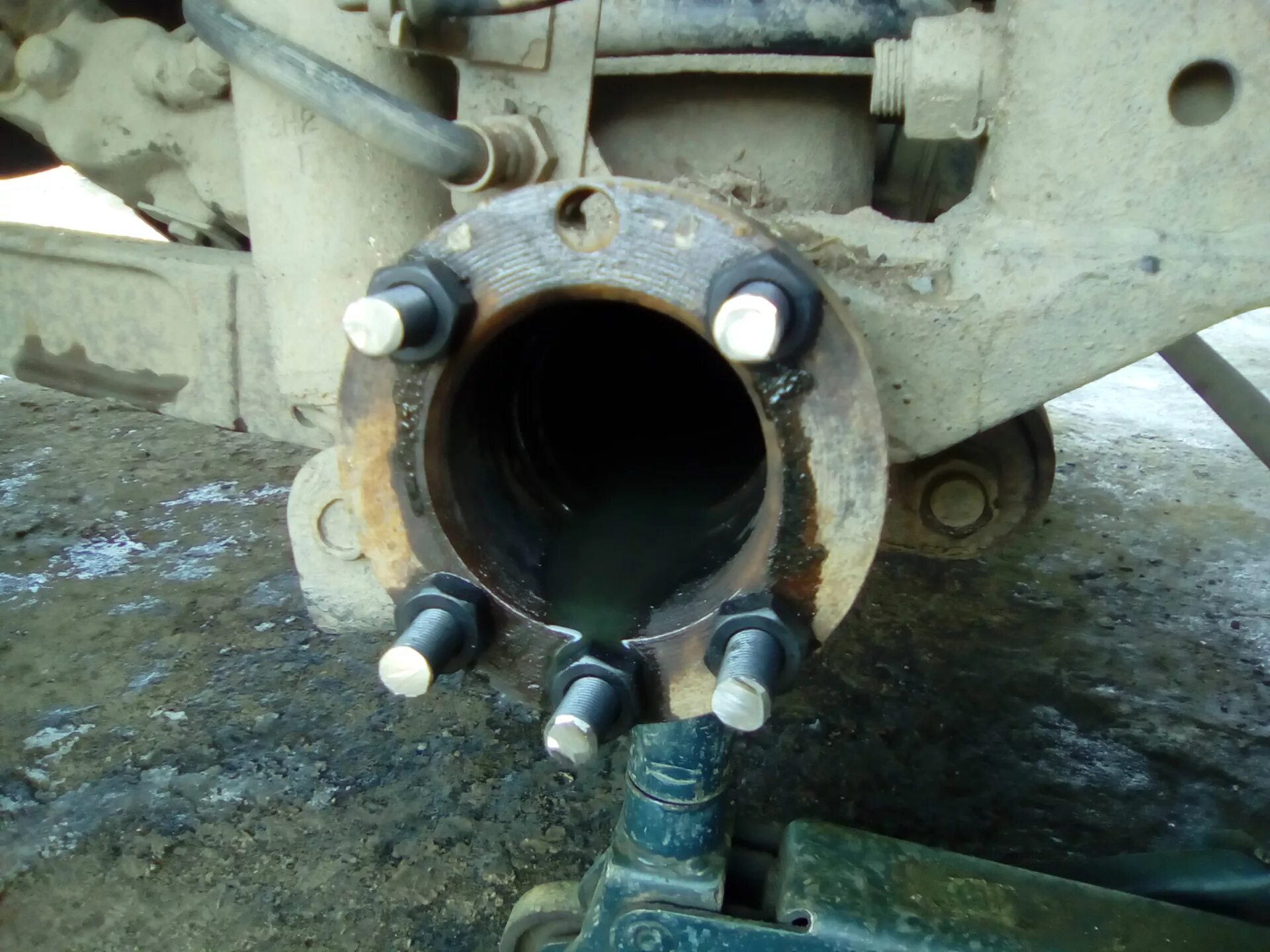 Крепление поворотного кулака. Передний поворотный кулак ваз 2107. Крепление поворотного кулака. Болт крепления переднего суппорта ваз 2108. Поворотный кулак ваз 2107.