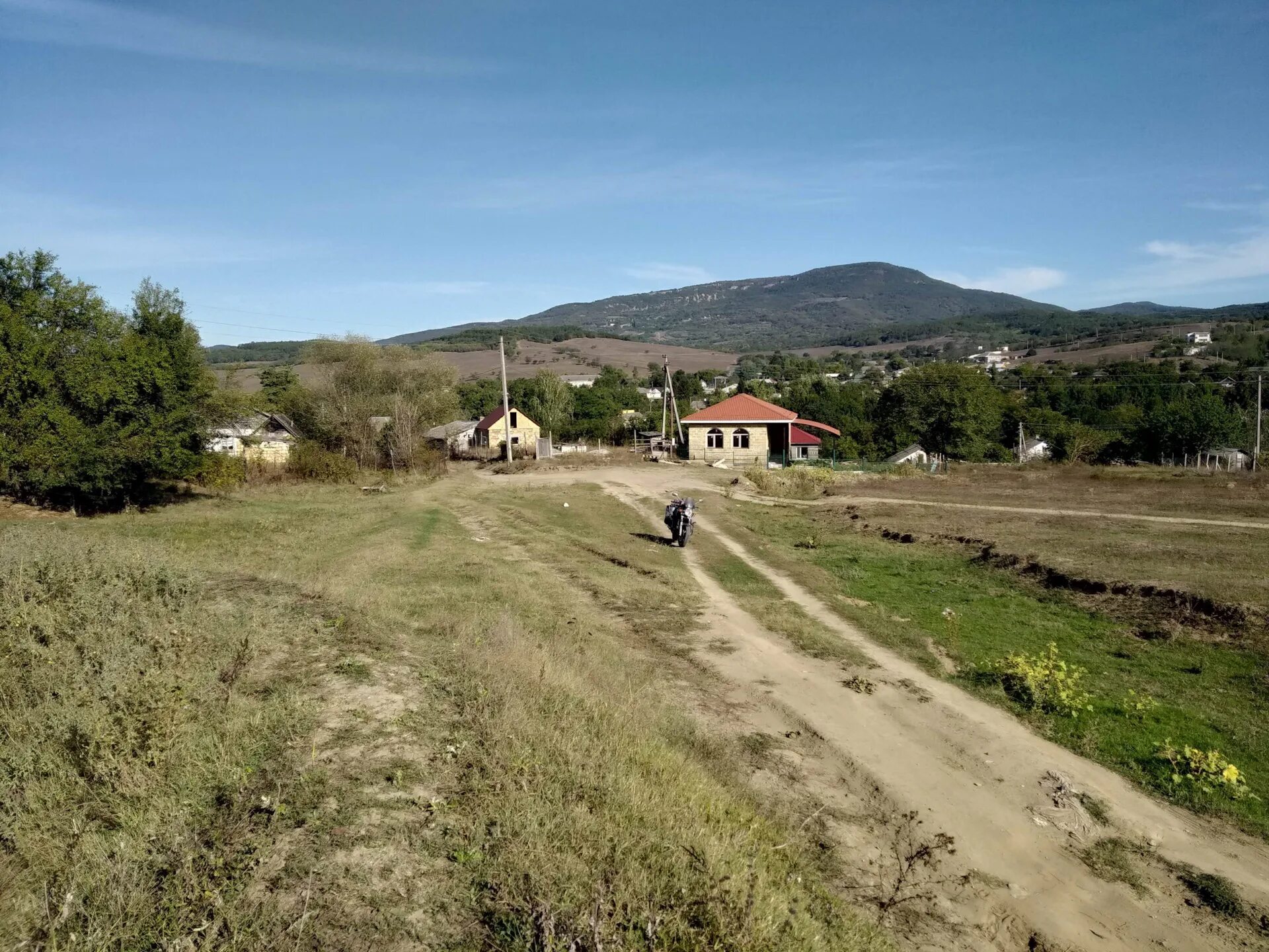 Плотинное бахчисарайский. Село Плотинное Крым. Село Плотинное Бахчисарайский район. Село счастливое Бахчисарайский район. Плотинное Крым достопримечательности.