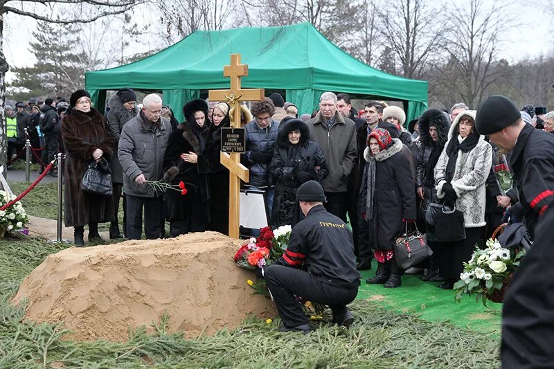 Найти на кладбище похороненного человека. Троекуровское кладбище кладбище Бориса Немцова. Могила Бориса Немцова на Троекуровском кладбище.