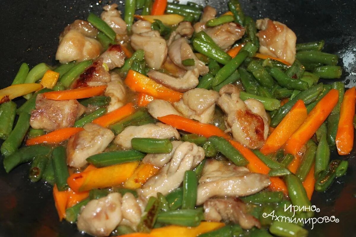 Филе куриное рецепты на сковороде с овощами. Курица со стручковой фасолью и овощами. курица с овощами на сковороде с соевым соусом. куриное филе с стручковой фасолью в соусе.