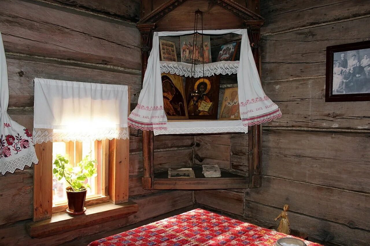 Старообрядческая божница. Русская изба внутреннее убранство. Марийцы красный угол в избе. Горница зажиточного крестьянина 19 век. Василий иванович суриков деревенская божница.