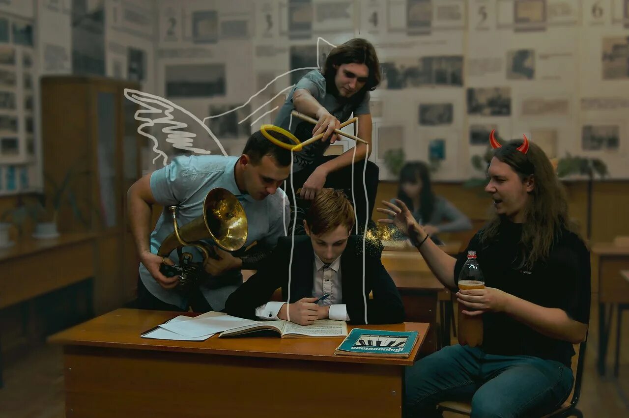 Перегородки в бревенчатом срубе. Пятая стена. Деревянный дом оцилиндровка из оцилиндрованного. Перегородки в бане из оцилиндрованного бревна. Перегородки в срубе.