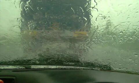 Стеклоочиститель со стороны водителя
