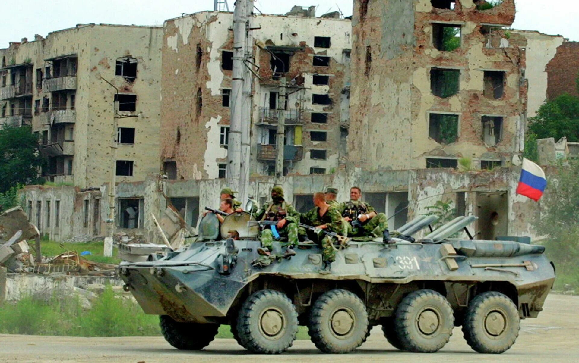 Дворец дудаева штурм грозного 1995. Грозный август 1996 боевики. Грозный август 1996 боевики. Операция джихад грозный 1996. Чечня грозный штурм август 1995.