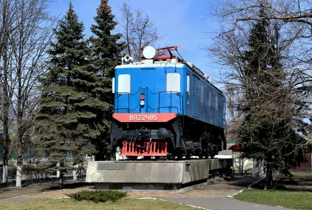 Новочеркасск электровозы. Вл22м электровоз. Электровоз вл22м 1892 синий. Электровоз-памятник вл22м-692. Электровоз, памятник, НЭВЗ Новочеркасск..