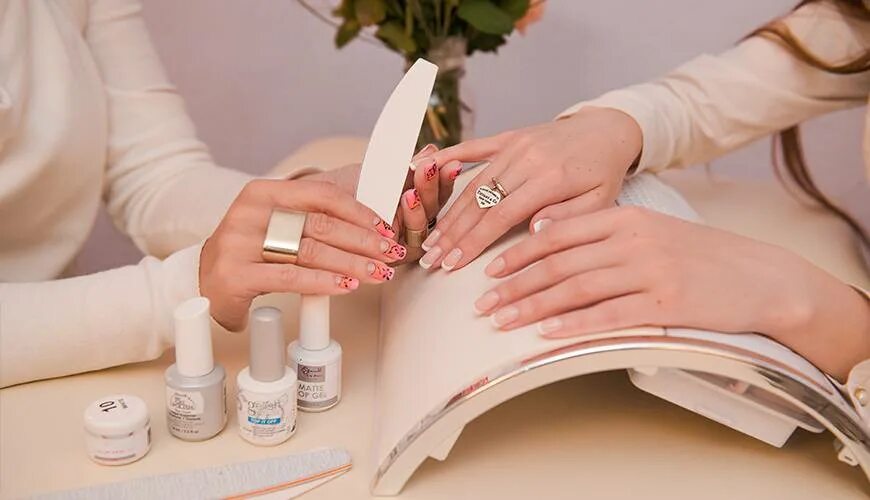 Manicure отзывы. Мастер по маникюру. Ногтевой сервис. Маникюрный мастер. Профессия мастер маникюра.