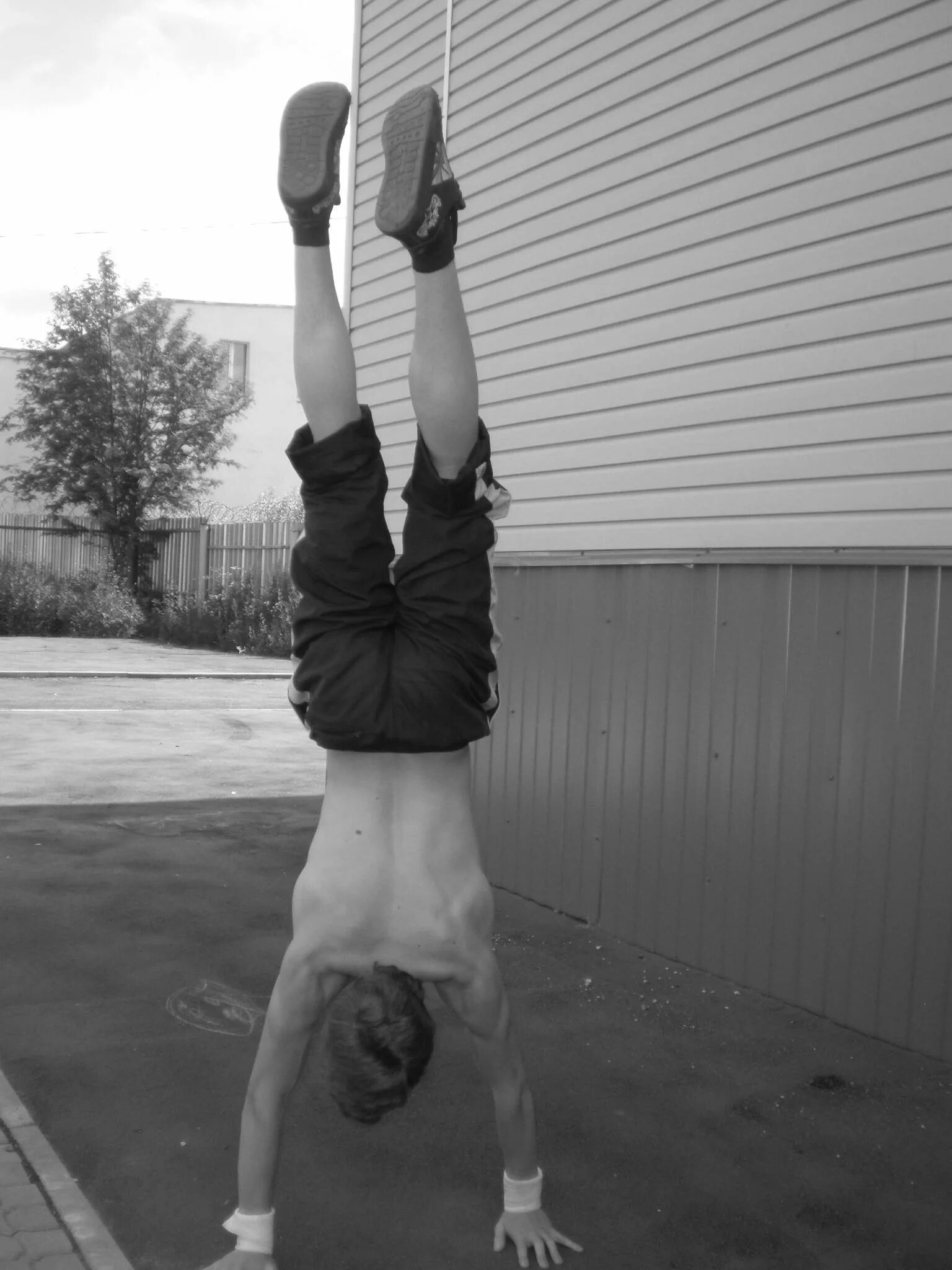 Асана ширшасана йога. Черно стоит на голове. Стоять на голове. Стойка на голове. Человек висит вверх ногами.