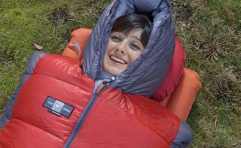 Связанные женщины в пуховике. Бондаж в спальном мешке. Девушка в спальнике. Девушка связана в спальном мешке. Бондаж в спальном мешке.