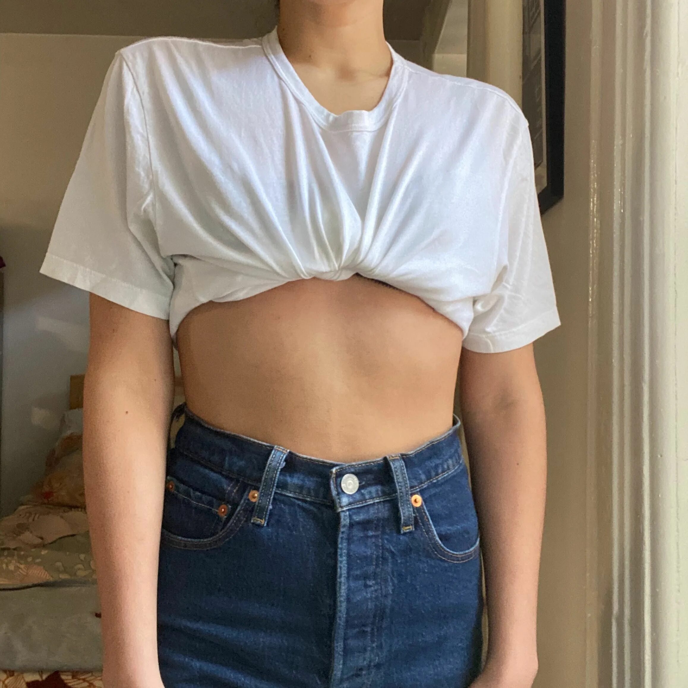 Как завязать футболку на животе. Knotted Shirt. Knotted Crop White t-Shirt завязка узла. White Crop Top Oversize Shirt. Способы завязать футболку.