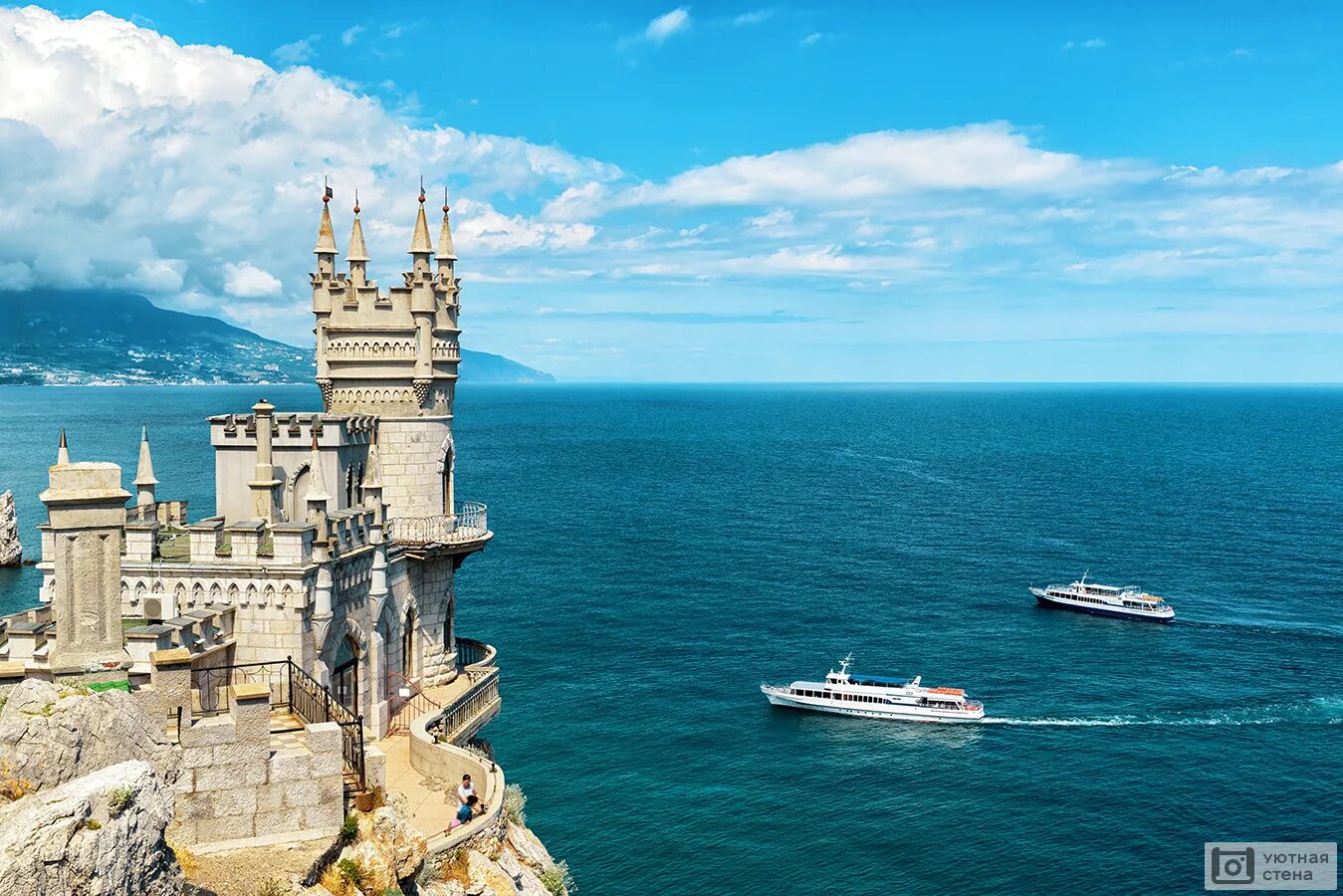 Породистые крым. Ласточкино гнездо с моря. Замок Ласточкино гнездо. Алупка Ласточкино гнездо. Крымский полуостров Ласточкино гнездо.