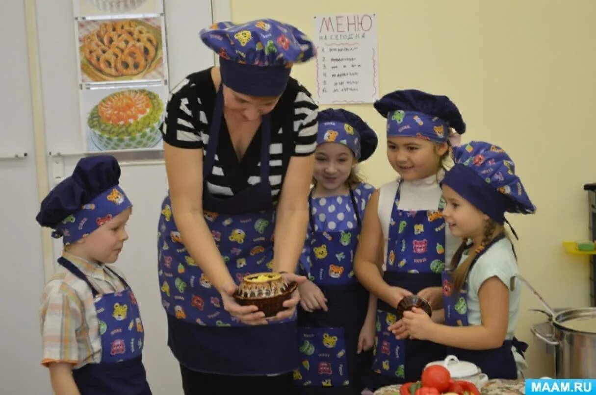 Юные поварята занятия в детском саду. Повар 2 младшая группа. День повара в детском саду. Повар 2 младшая группа. Занятие по профессиям во второй младшей группе.