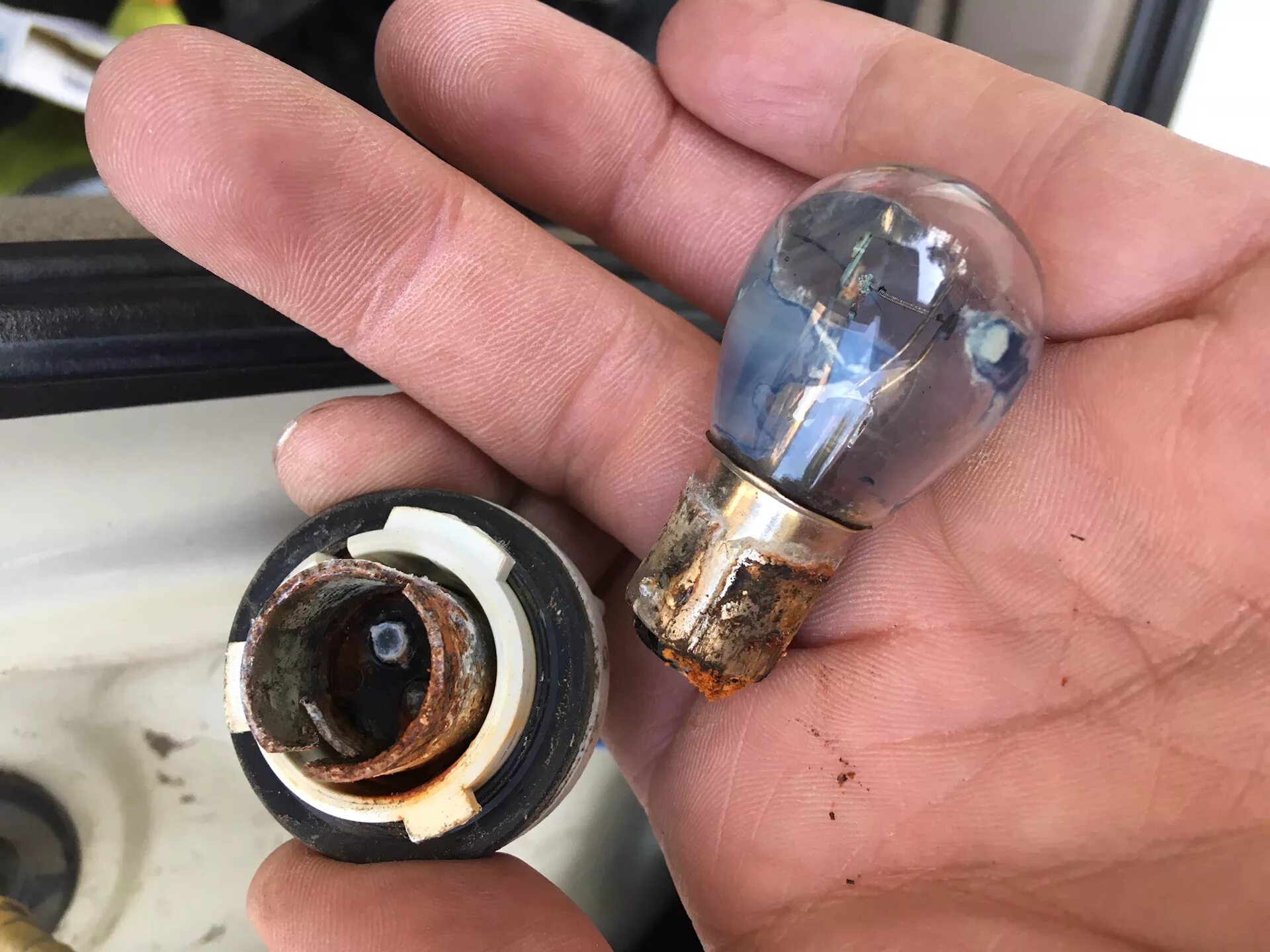 Цоколь py20d. Цоколь лампочки для bse j 2. Цоколь лампы d2s. Лампочка с подзарядкой от цоколя. Как снять цоколь с лампочки.