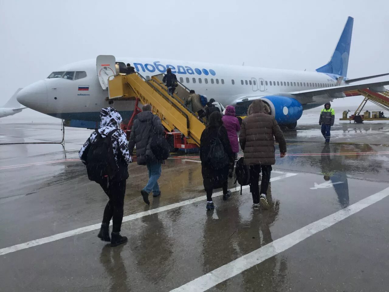 Аэропорт Внуково самолет победа. Авиакомпания победа Внуково. Авиакомпания победа в Шереметьево. Самолет авиакомпания победа Внуково.