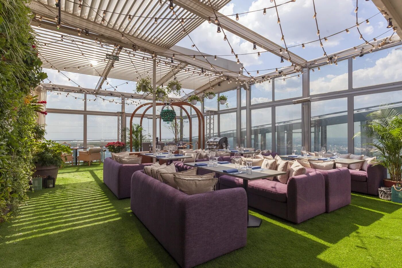 Ресторан веранда башня око. Buro Tsum летняя веранда. Veranda Riverside Лужники. Crowne Plaza веранда.