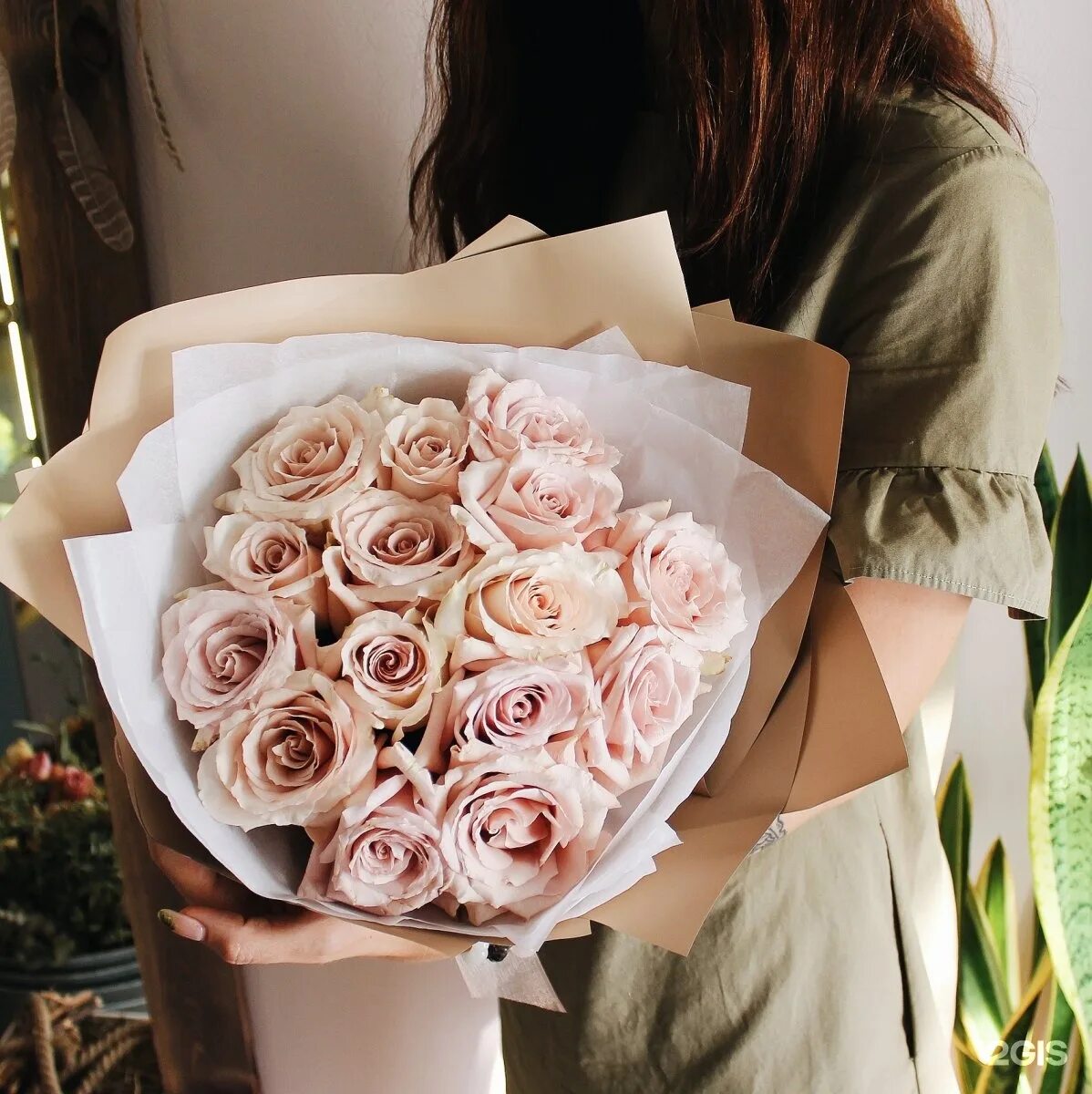 Цветы малиновые букет. Букет с розовым хлопком и цветами. Букет с хлопком и цветами на стол. Букет в крафте. Сладкий букет барнаул.