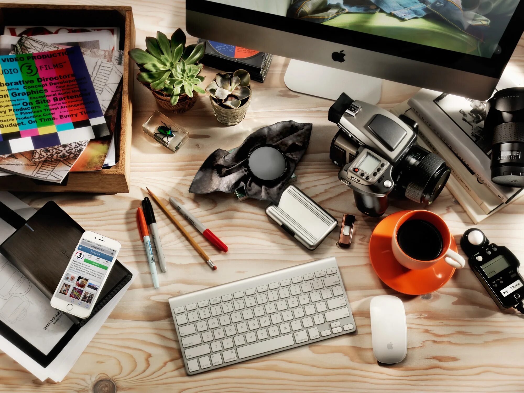 Компьюторные технологии. Компьютер дизайнера. Девайсы для мужчин. Внутренний мир. Художник дизайнер компьютерной графики.