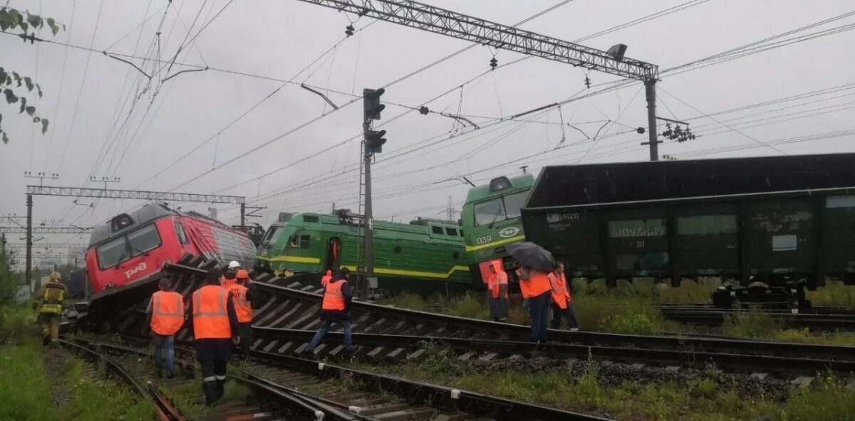 Пассажирский поезд угрожающе присвистывая приближался. Станция купчинская крушение поездов. столкновение на станции купчинская. столкновение поездов в санкт петербурге грузовых. столкновение поездов на грузовой станции купчинская.