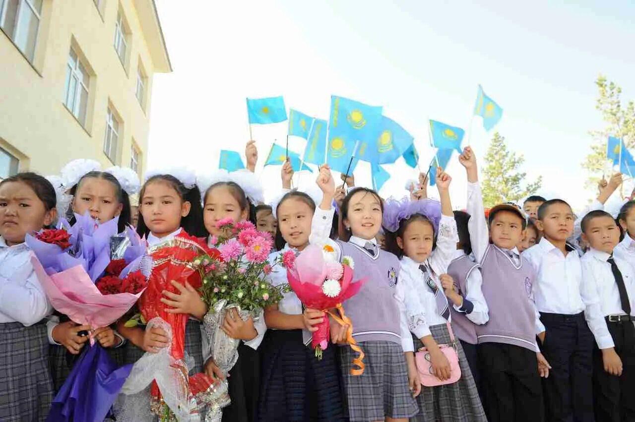 Сколько школ в казахстане. Школы в Казахстане. Ученики Казахстан. Казахские школьники. Дети Казахстана.