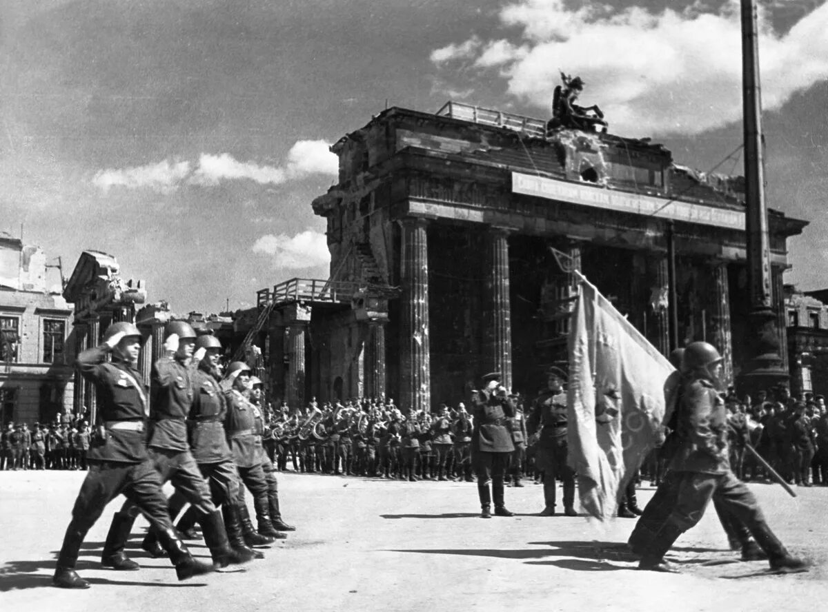 Берлин 5 мая какой год. Берлинцы май 1945 Берлин. Парад Победы в Берлине 4 мая 1945 года. Парад советских солдат в Берлине 1945. Парад Победы 1945 в Берлине у Бранденбургских.
