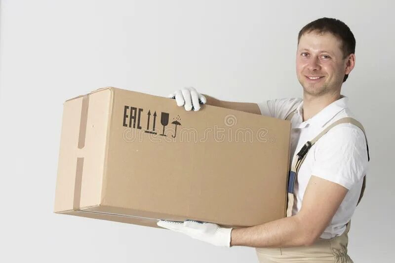 Рабочий держит коробки. Человек держит коробку от Домино. Пластины которые держут коробку. Человек держит коробку фронт.