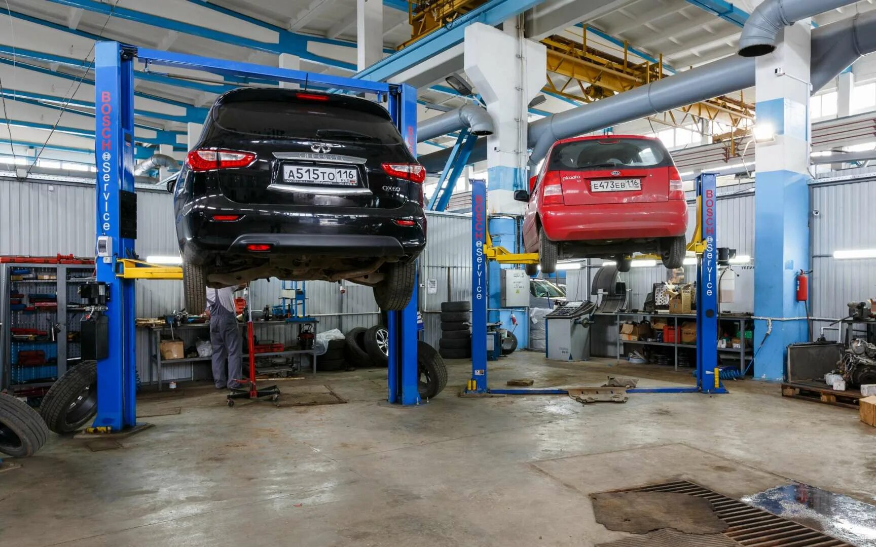 Бош сервис нехинская. Бош автосервис королев. бош автосервис автослесарь. бош сервис москва автосервис. машина обычная в автосервисе.