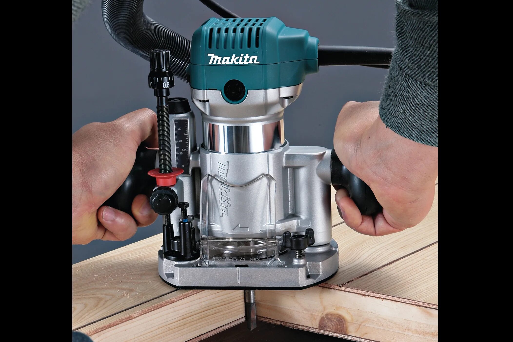 Лучший фрезер. Фрезерный стол для бош gof 130 фрезер. Фрезер bosch gof 1250 ce professional. Кромочный фрезер бош gkf 600. Фрезер макита rt0700c.