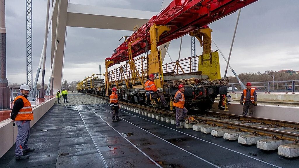 Строитель железных дорог. Укладка железнодорожных путей. Строительство железных дорог. Улак эльга железная дорога. Стрелки на рельсах.