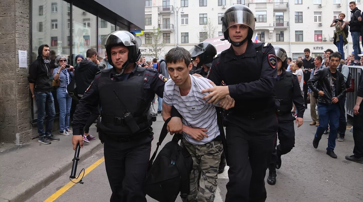 Ситуация в москве сегодня новости последнего. Рыцарь на митинге. Митинг на Тверской в Москве. Городские сумасшедшие на митингах в Москве. Митинги одежда.