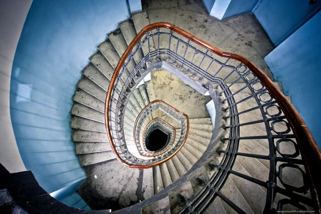 Ащеулов переулок 9 винтовая лестница. Башня ламберти. Винтовая лестница внутри башни. Лестницы башни. Башня с лестницей внутри.