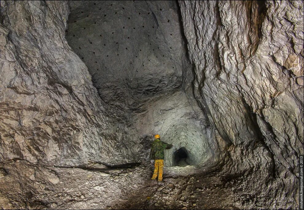 Оредежские заброшенные шахты. Старые заброшенные шахты. Певек майский рудник глубина шахты. Горный удар в шахте что это такое. Шахта шергина якутск.