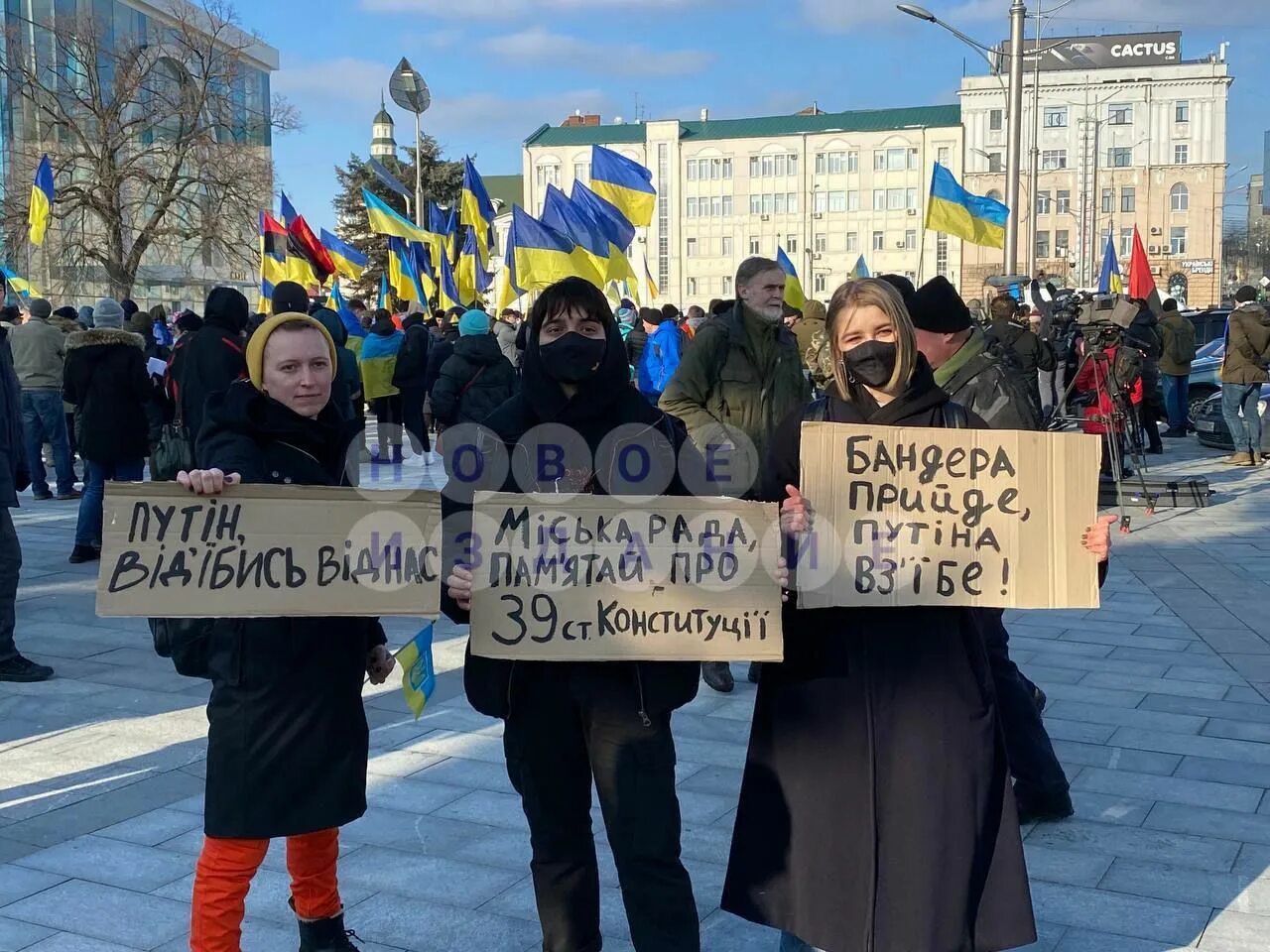 Митинг. Митинг против Путина. Митинг с плакатами. Жители Западной Украины.
