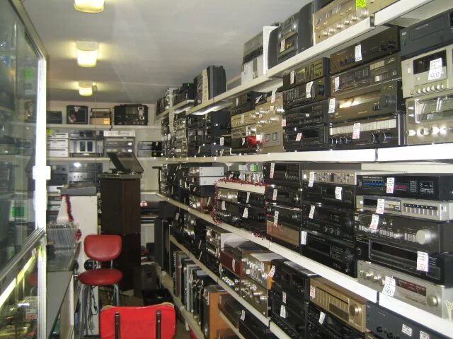 Vintage tech магазин аудиотехники на удельной. дизайн комнаты для прослушивания музыки. комната для прослушивания музыки. магазин vintage tech. комната для прослушивания.