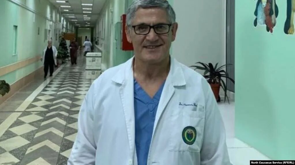 Доктор хасан баиев. Хасан хирург махачкала. Чеченский хирург баиев. Баиев хасан жунидович. Баиев хасан жунидович врач.